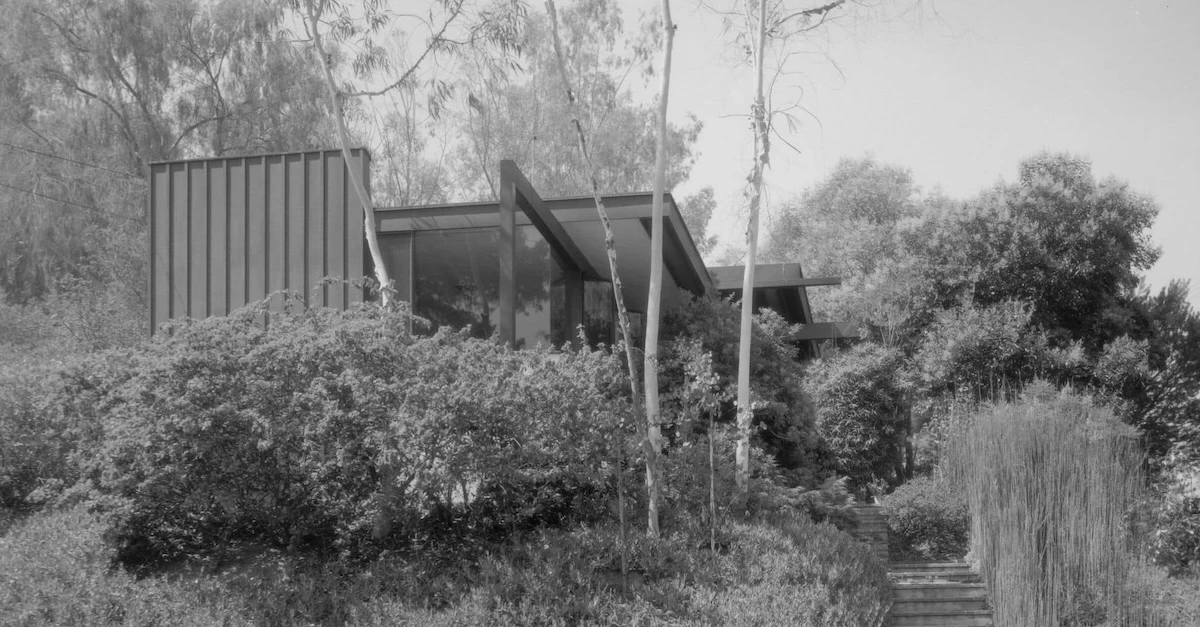 Fotografía en tonos sepia de la «Reunion House» de Richard Neutra, en Los Ángeles, California