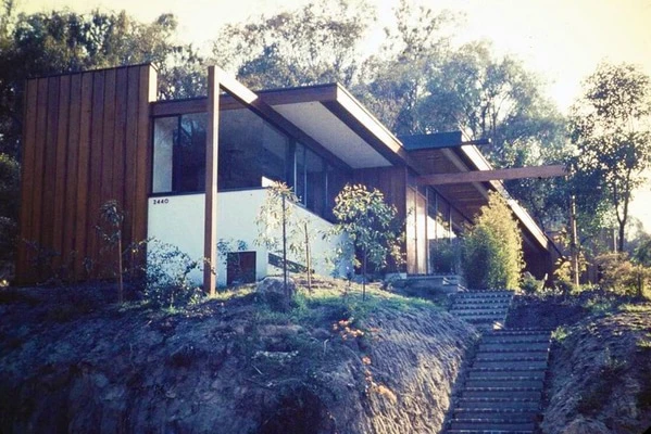 Vista desde un ángulo más bajo de la «Reunion House» de Richard Neutra, en Los Ángeles (California), en la que se aprecian la escalera principal y el jardín.