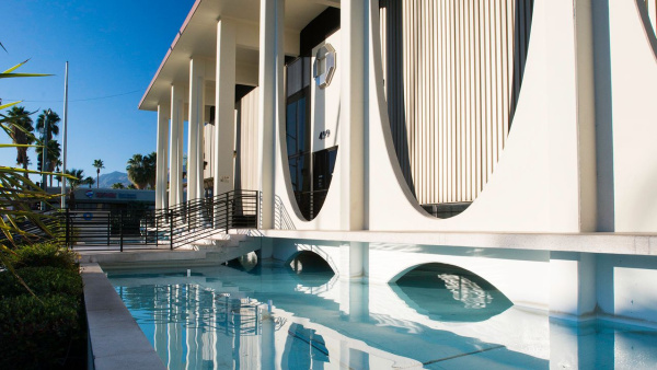 Das Chase-Bank-Gebäude als Beispiel für modernistische Architektur in Palm Springs, Kalifornien