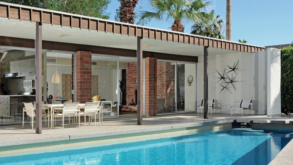 Blick auf den Hinterhof eines Hauses im Mid-Century-Modern-Stil mit Blick auf einen Pool in Palm Springs, Kalifornien