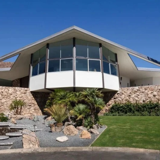 Front view of the House of Tomorrow in Palm Springs, CA
