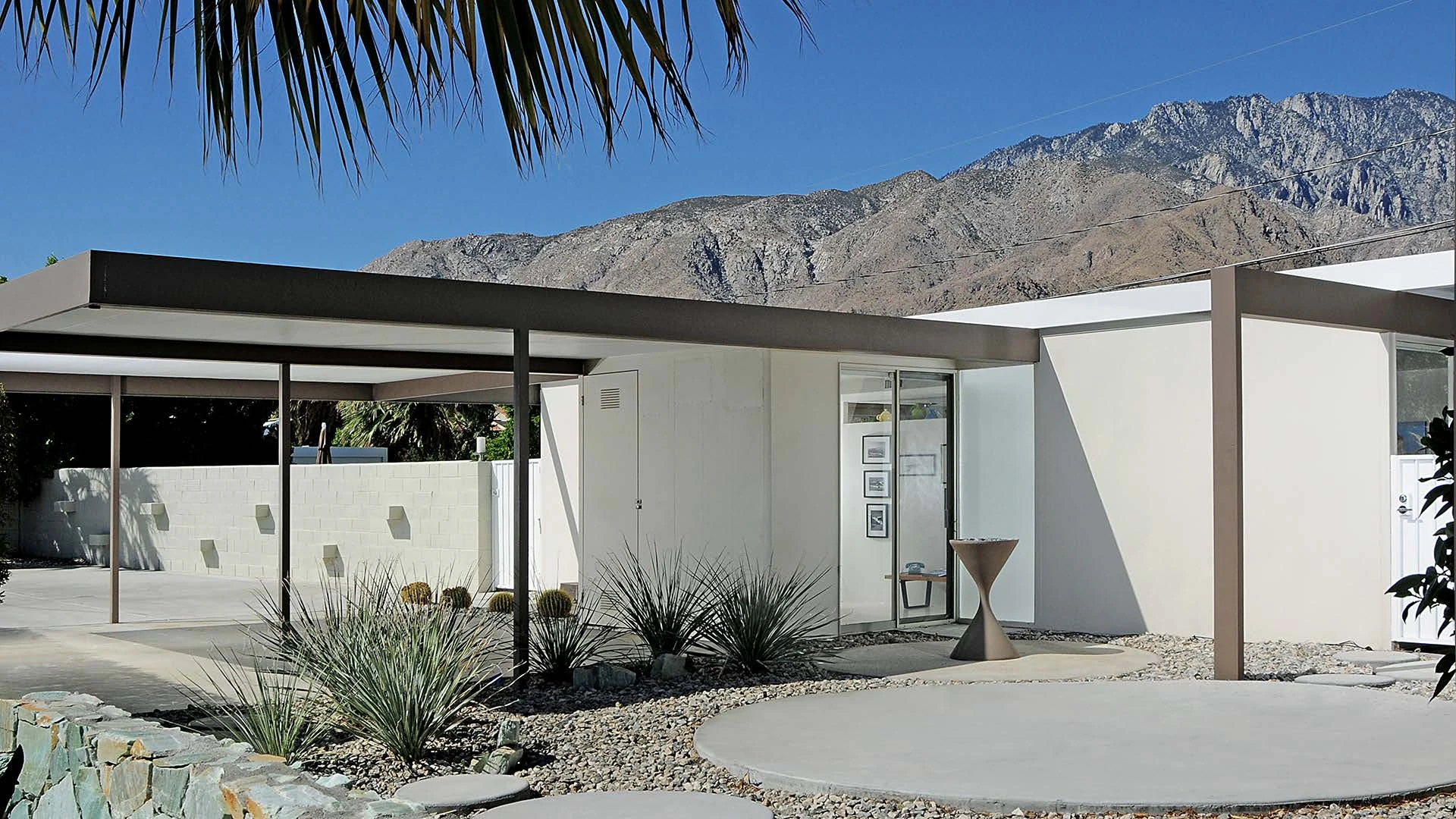 A midcentury modern style home in Palm Springs with Mt. San Jacinto in the background